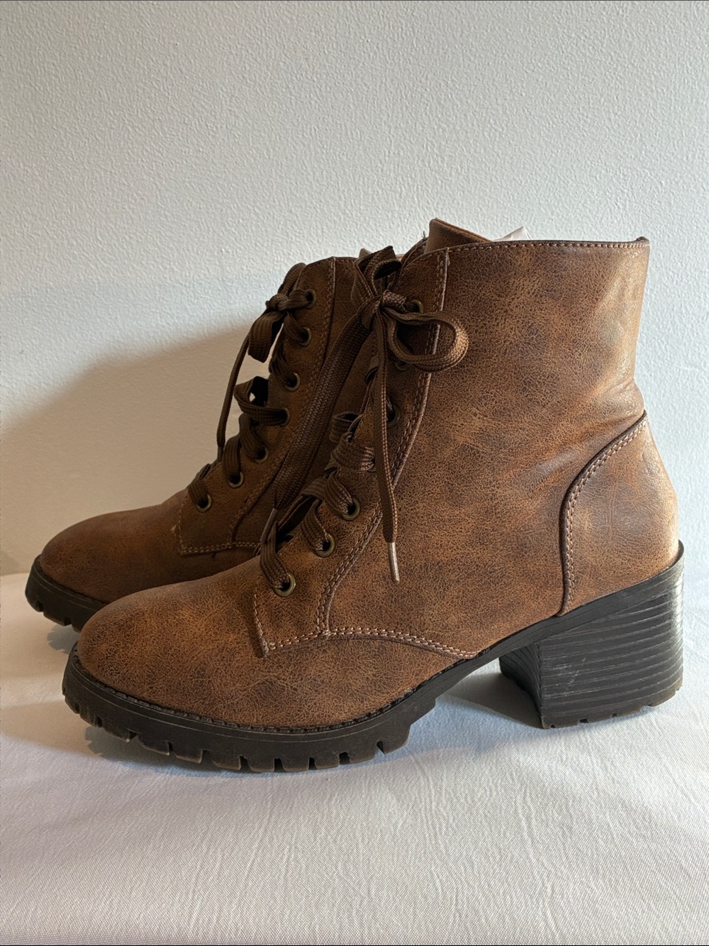 Heart Thentic faux brown leather lace up chunky heel combat ankle boots size 9